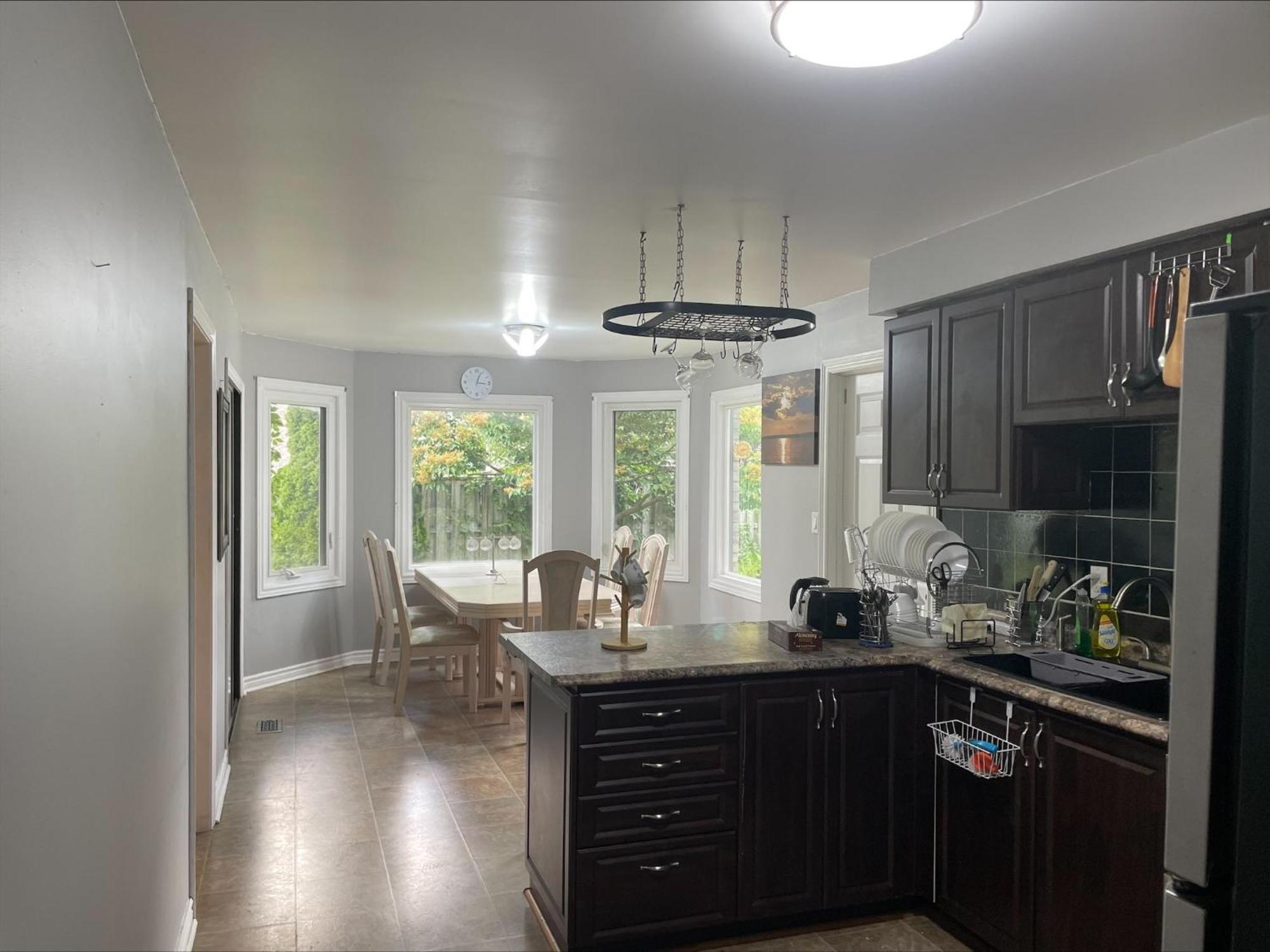 Bhf Near College & Hosp Self-Service Check-In So Fast Net Free Parking In Barrie Exterior foto